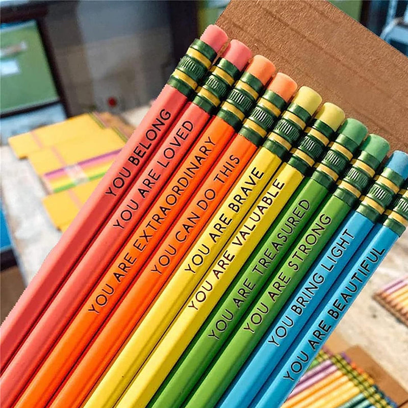 "Inspirerande affirmationspennor i trä, färgglada med motiv och positiva budskap, 10-pack till hemmet eller kontoret."