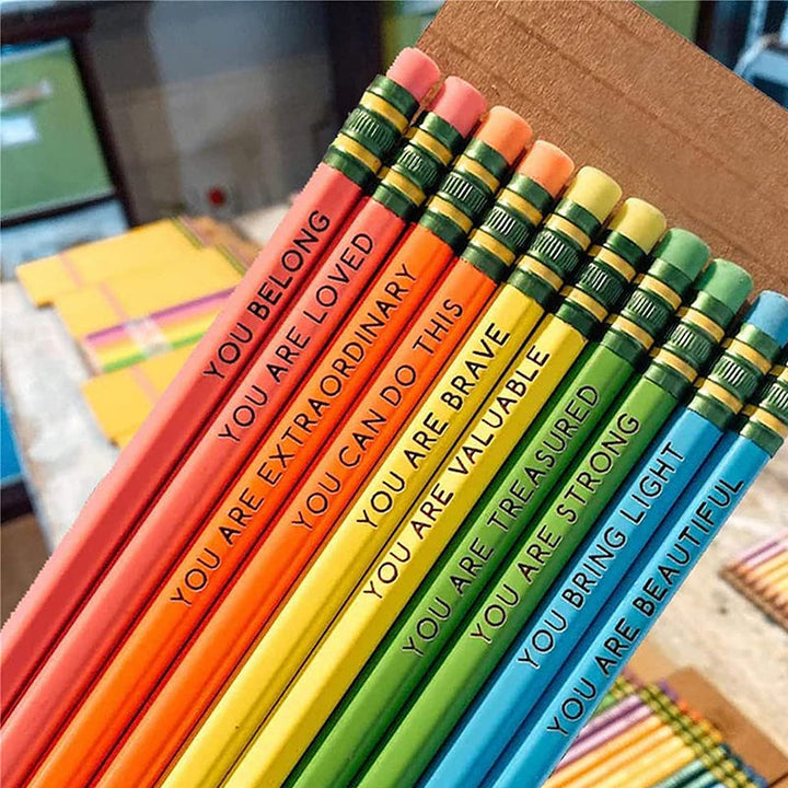 "Inspirerande affirmationspennor i trä, färgglada med motiv och positiva budskap, 10-pack till hemmet eller kontoret."