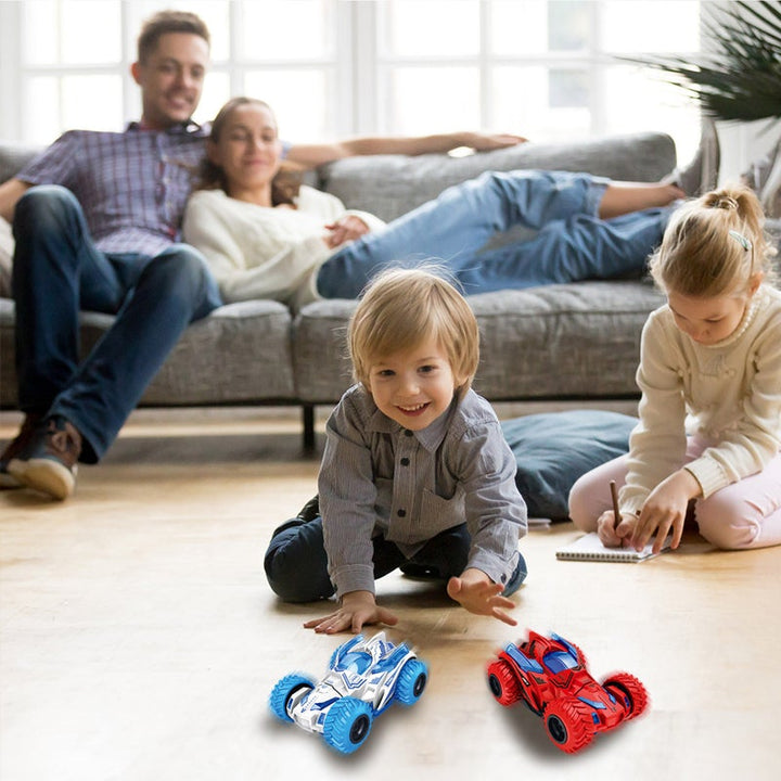 "Interaktiv offroad bil leksak med 360° rotation, robusta däck för terräng, färgglad design för barn över 3 år."