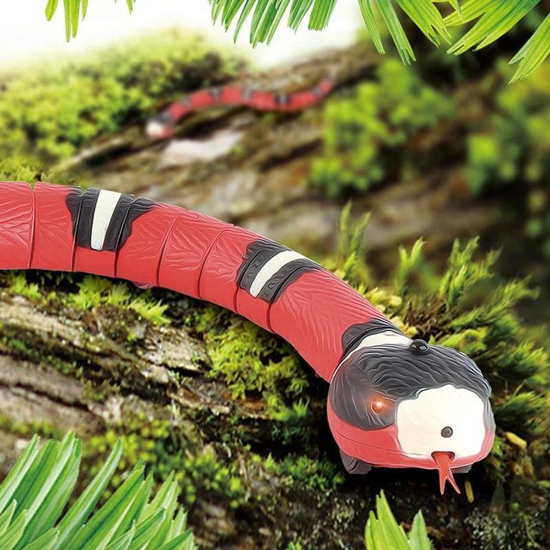 "Interaktiv ormleksak för husdjur, realistisk design med S-form rörelser, smart avkänning och ljuseffekter."