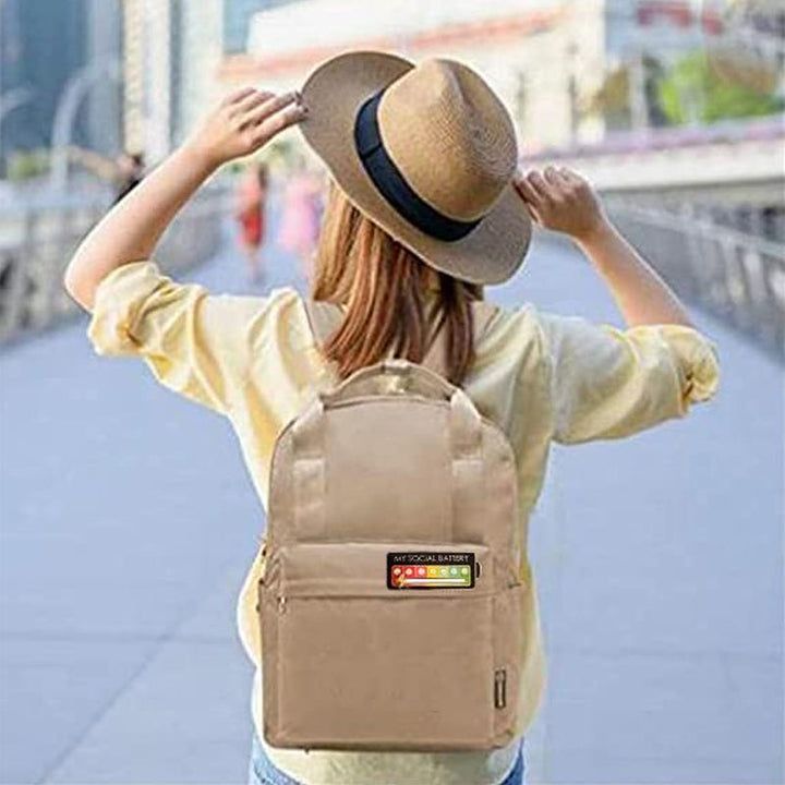 Interaktiva stämningsnålar, svart och vit design, moderiktig accessoar för kläder, ryggsäck, uttrycker känslor.