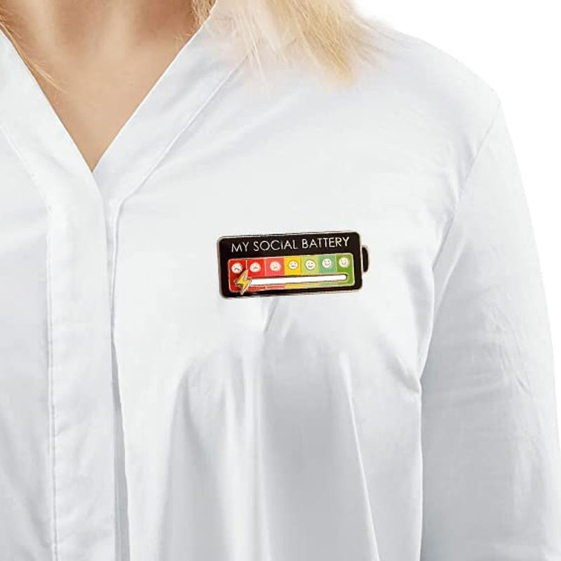 Interaktiva stämningsnålar, svart och vit design, moderiktig accessoar för kläder, ryggsäck, uttrycker känslor.