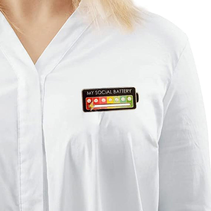 Interaktiva stämningsnålar, svart och vit design, moderiktig accessoar för kläder, ryggsäck, uttrycker känslor.