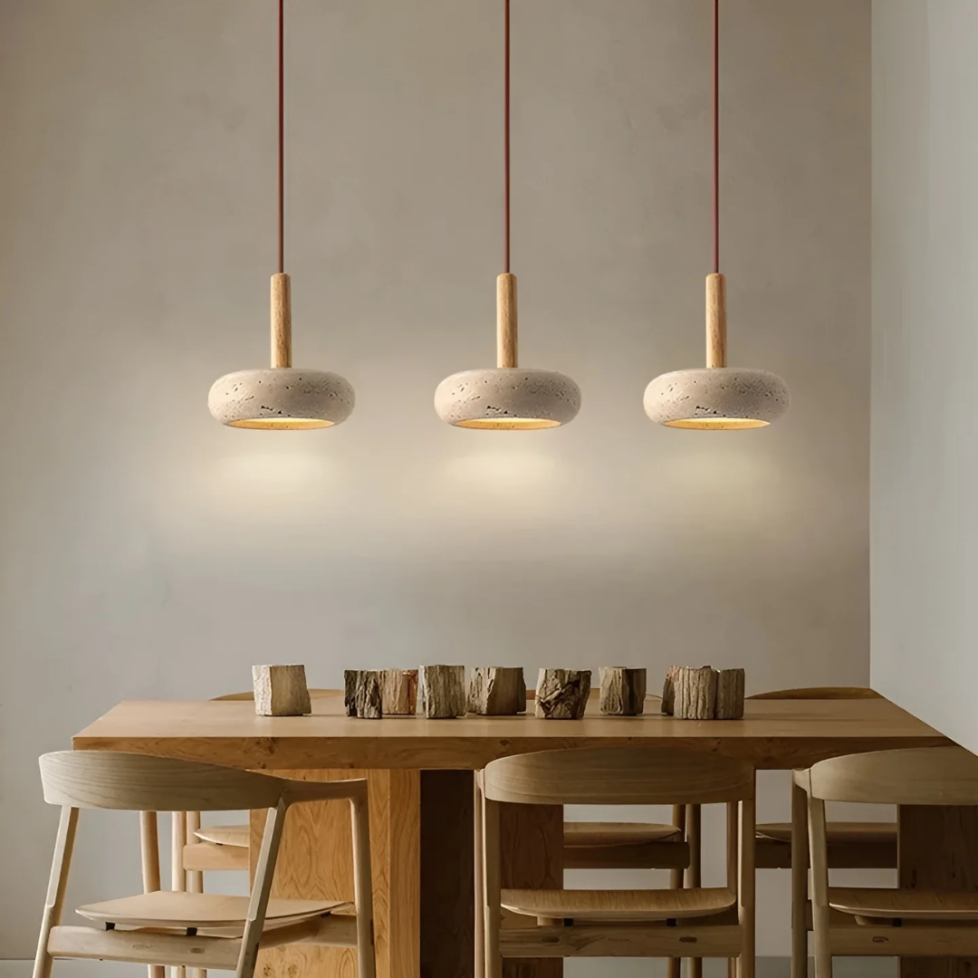 Japansk LED taklampa med elegant design, justerbar höjd, gul grotsten och trädetaljer, skapar modern österländsk stil.