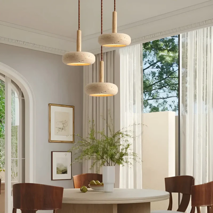 Japansk LED taklampa med elegant design, justerbar höjd, gul grotsten och trädetaljer, skapar modern österländsk stil.