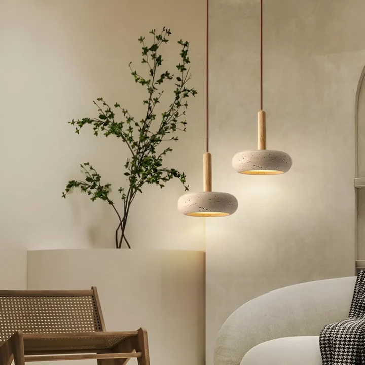 Japansk LED taklampa med elegant design, justerbar höjd, gul grotsten och trädetaljer, skapar modern österländsk stil.