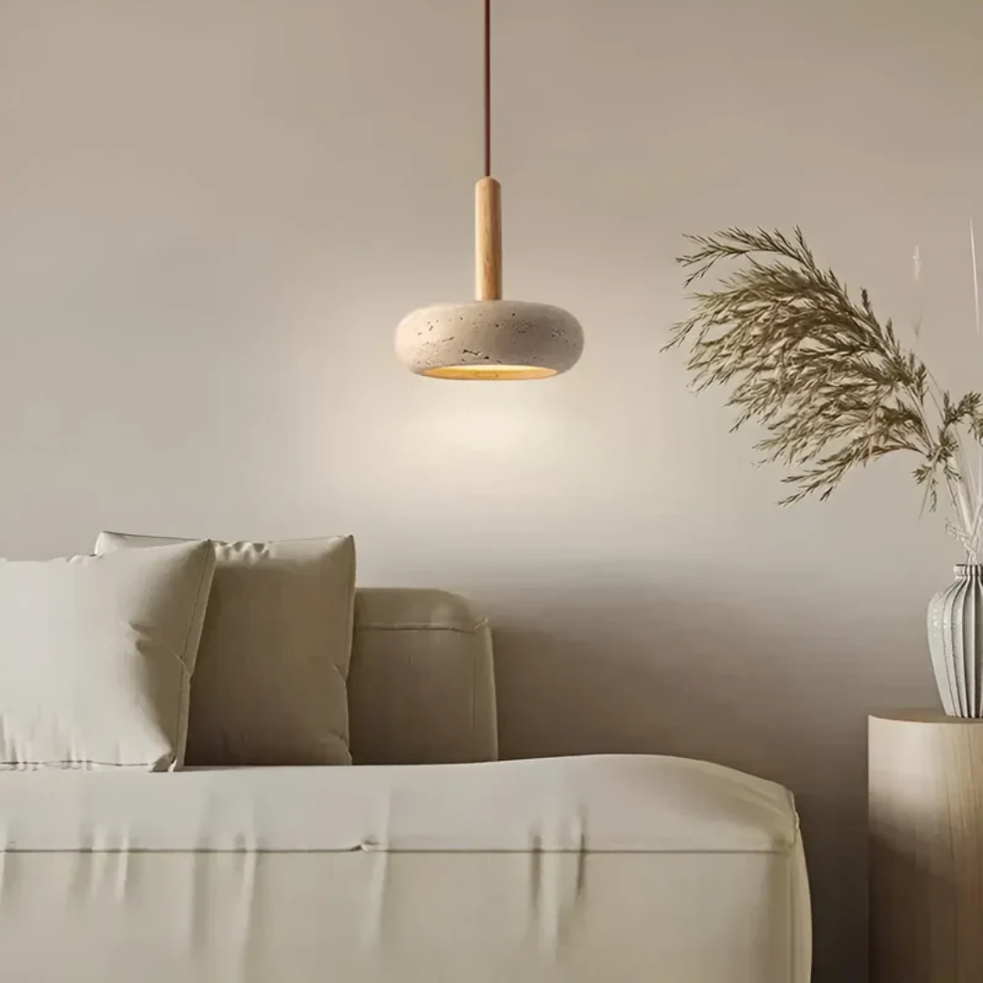 Japansk LED taklampa med elegant design, justerbar höjd, gul grotsten och trädetaljer, skapar modern österländsk stil.