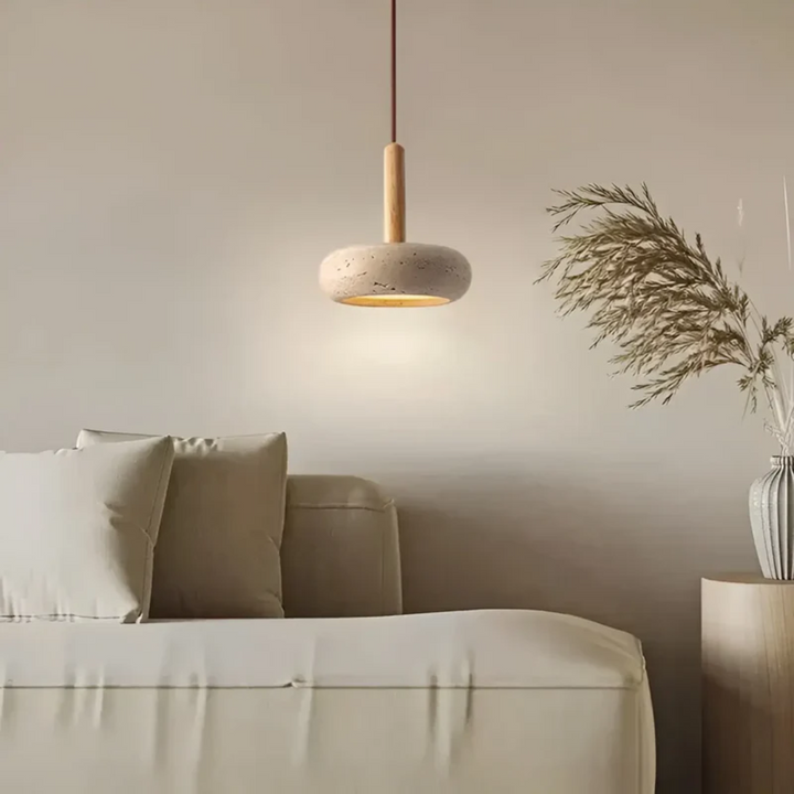 Japansk LED taklampa med elegant design, justerbar höjd, gul grotsten och trädetaljer, skapar modern österländsk stil.