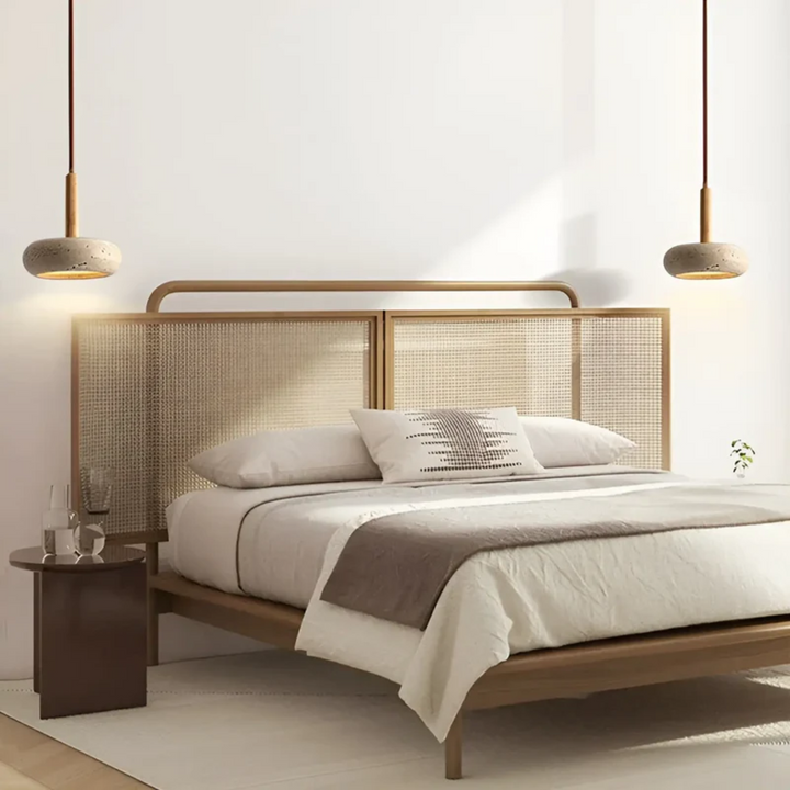 Japansk LED taklampa med elegant design, justerbar höjd, gul grotsten och trädetaljer, skapar modern österländsk stil.