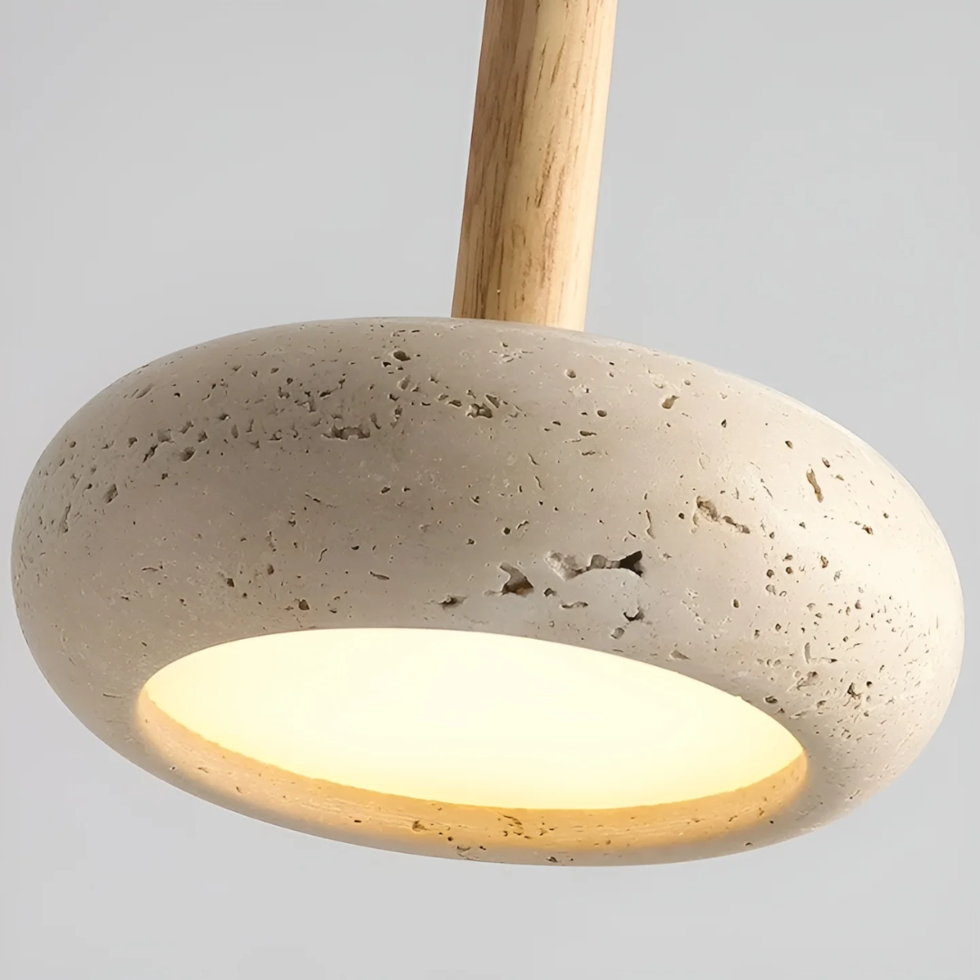 Japansk LED taklampa med elegant design, justerbar höjd, gul grotsten och trädetaljer, skapar modern österländsk stil.