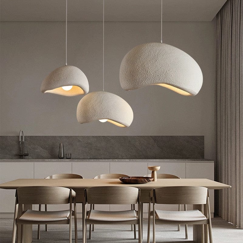 "Japansk minimalistisk taklampa med Wabi Sabi-stil, tillverkad av polystyren, i dämpade färger för en harmonisk atmosfär."