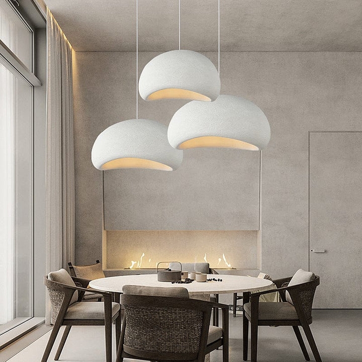 "Japansk minimalistisk taklampa med Wabi Sabi-stil, tillverkad av polystyren, i dämpade färger för en harmonisk atmosfär."
