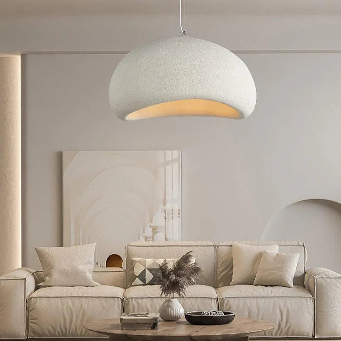 "Japansk minimalistisk taklampa med Wabi Sabi-stil, tillverkad av polystyren, i dämpade färger för en harmonisk atmosfär."