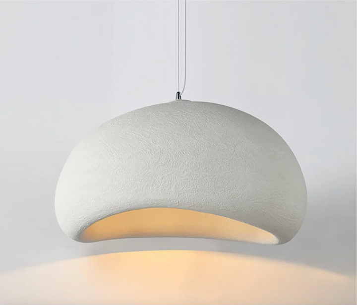 "Japansk minimalistisk taklampa med Wabi Sabi-stil, tillverkad av polystyren, i dämpade färger för en harmonisk atmosfär."