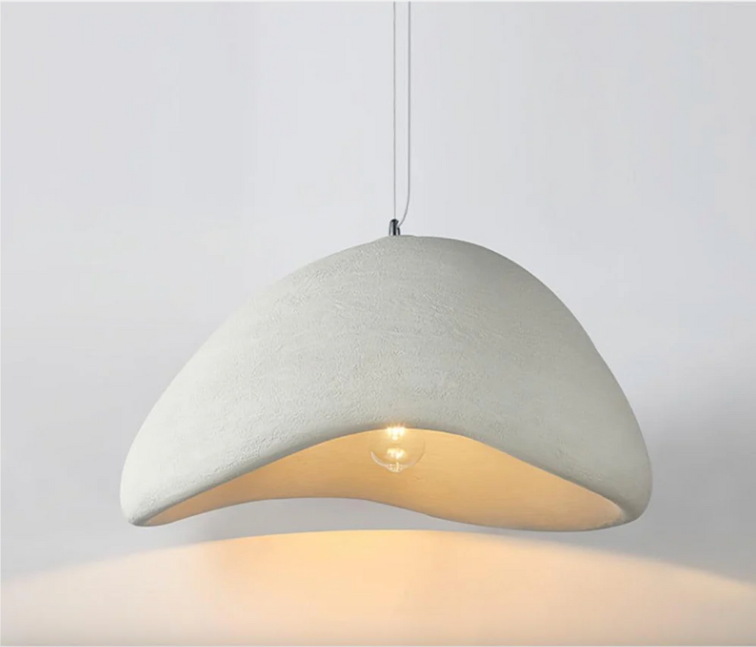 "Japansk minimalistisk taklampa med Wabi Sabi-stil, tillverkad av polystyren, i dämpade färger för en harmonisk atmosfär."