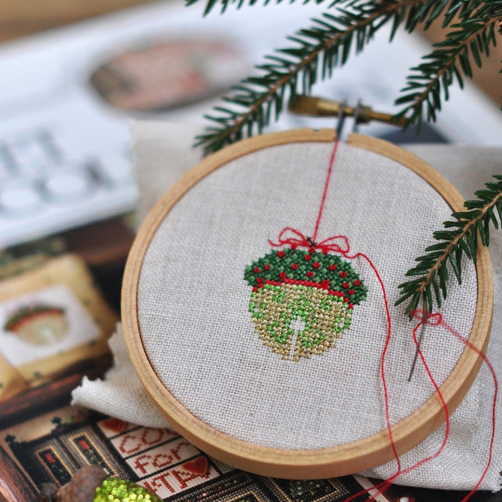 "Juladventskalender broderikit med festligt mönster och träram, perfekt för att skapa minnesrika helgdagar."