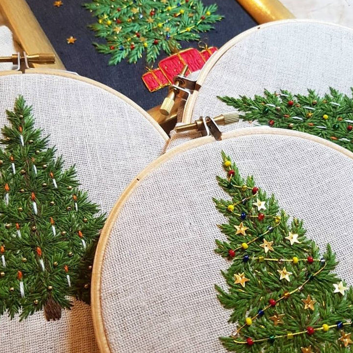 "Juladventskalender broderikit med festligt mönster och träram, perfekt för att skapa minnesrika helgdagar."