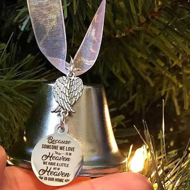 "Julängel Vingarklocka med antik design och nostalgi, elegant guld- och silverfinish, perfekt juldekor för granen."