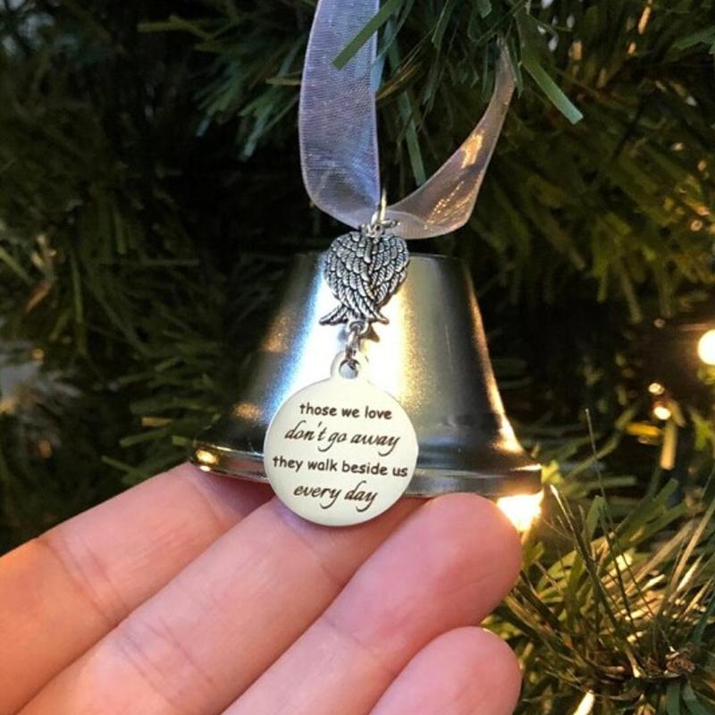 "Julängel Vingarklocka med antik design och nostalgi, elegant guld- och silverfinish, perfekt juldekor för granen."