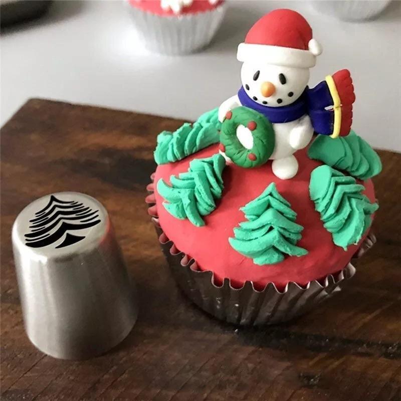 "Julmunstycksuppsättning på bordet med färgglada och festliga dekorationer"