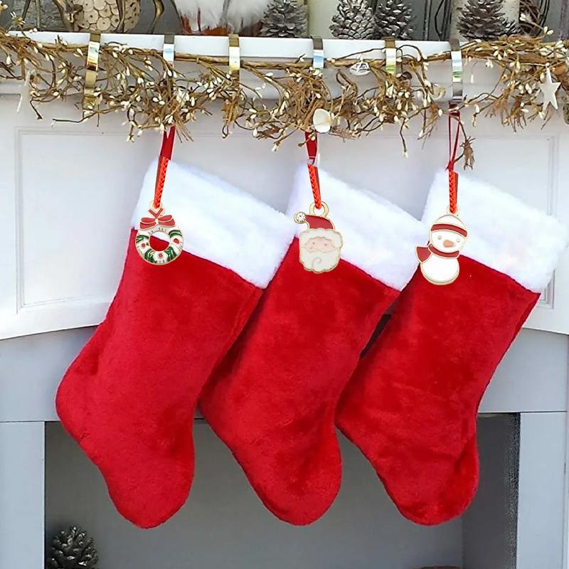 "Julnedräkningskalender för barn med färgglada DIY hängsmycken, detaljerad design, skapar festlig stämning varje dag."