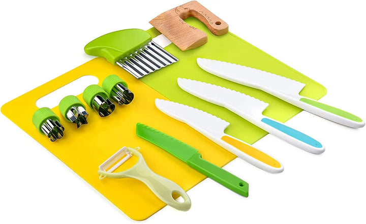 "Junior Chef Set, barnsäkert kökslekset med Montessori-design, innehåller barnknivar och lekverktyg för kreativ matlagning."