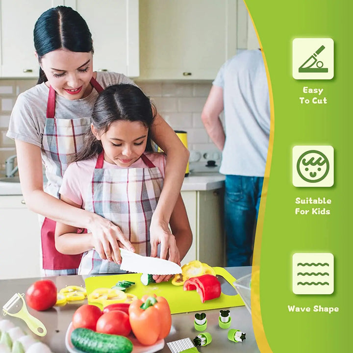 "Junior Chef Set, barnsäkert kökslekset med Montessori-design, innehåller barnknivar och lekverktyg för kreativ matlagning."