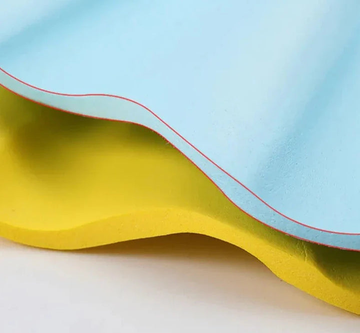 Barnhand som justerar storleken på en babymössa, framhävande justerbar funktion för alla åldrar.