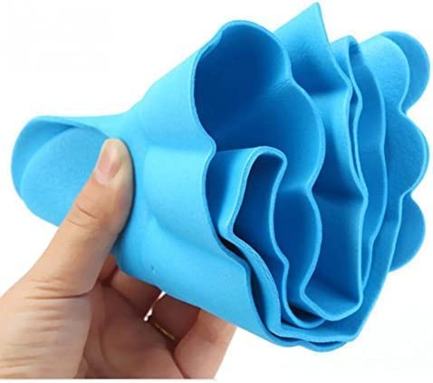 Justerbar babyduschmössa placerad bredvid badleksaker, betonande roliga och säkra badstunder.