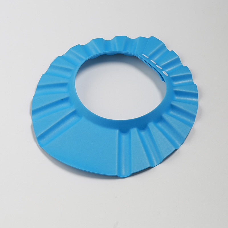 Innovativ babyduschmössa i grön färg, med en mjuk brätte för att leda bort vatten från ansiktet.