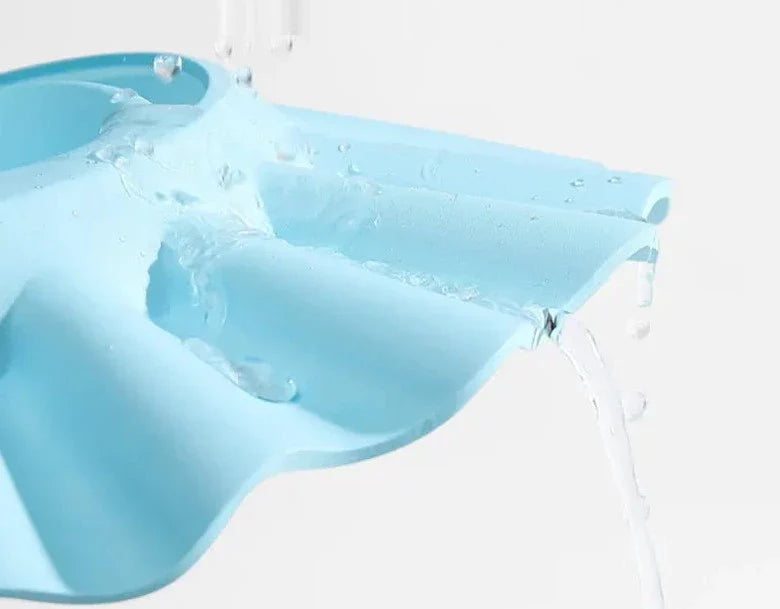 Detaljbild av en babyduschmössas öronskydd, tillverkad av mjukt, vattentätt material.