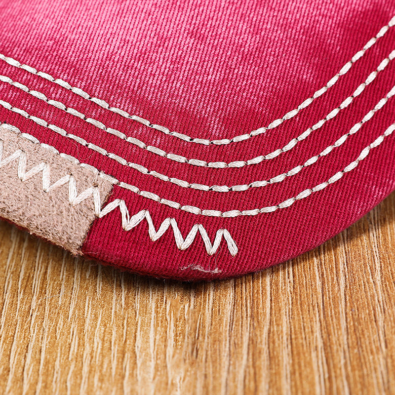 "Justerbar unisex baseballkeps i bomull med broderade detaljer, i flera färger, kupolformad med kort brätte."