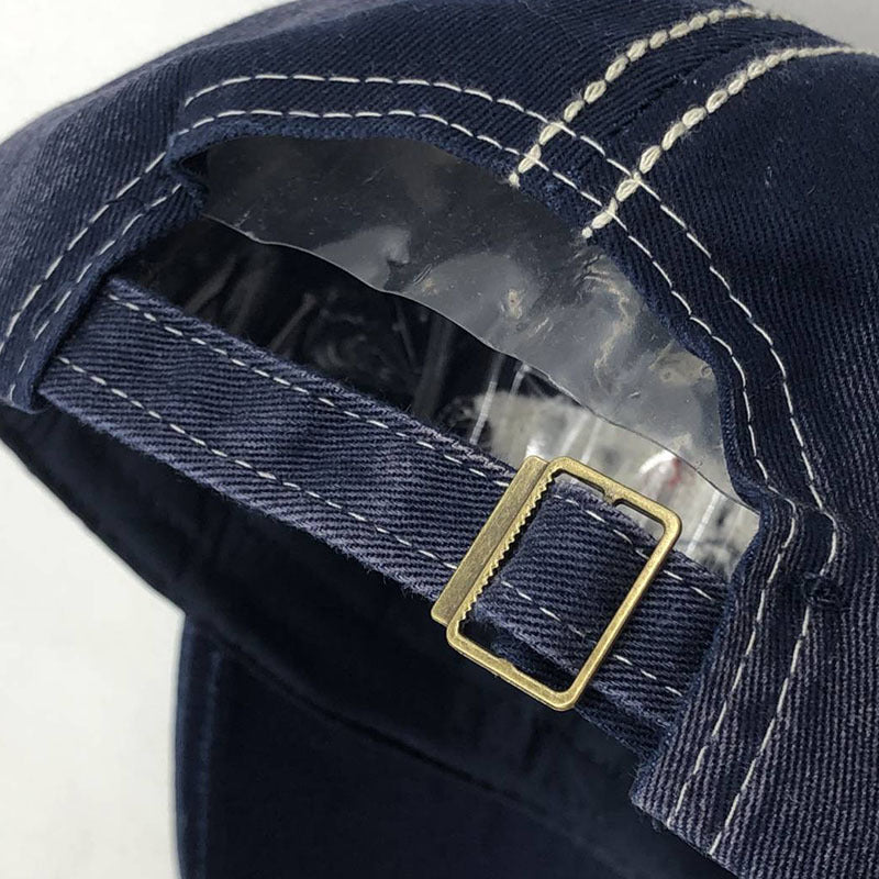 "Justerbar unisex baseballkeps i bomull med broderade detaljer, i flera färger, kupolformad med kort brätte."