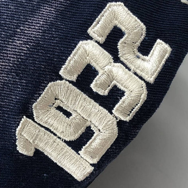 "Justerbar unisex baseballkeps i bomull med broderade detaljer, i flera färger, kupolformad med kort brätte."