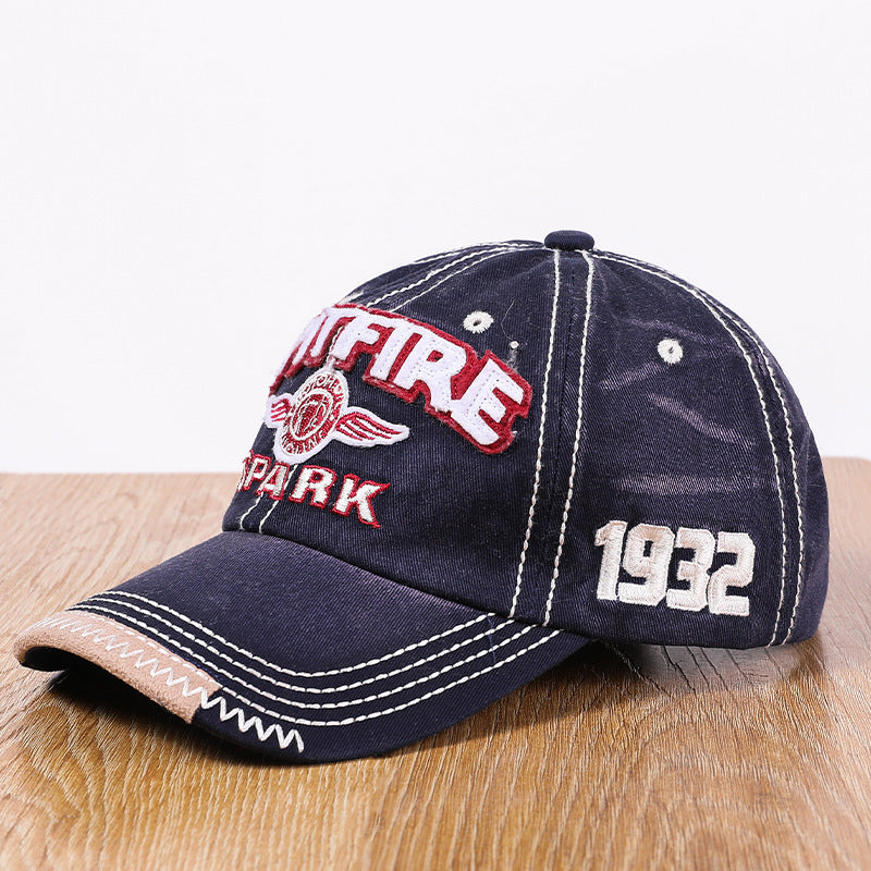 "Justerbar unisex baseballkeps i bomull med broderade detaljer, i flera färger, kupolformad med kort brätte."