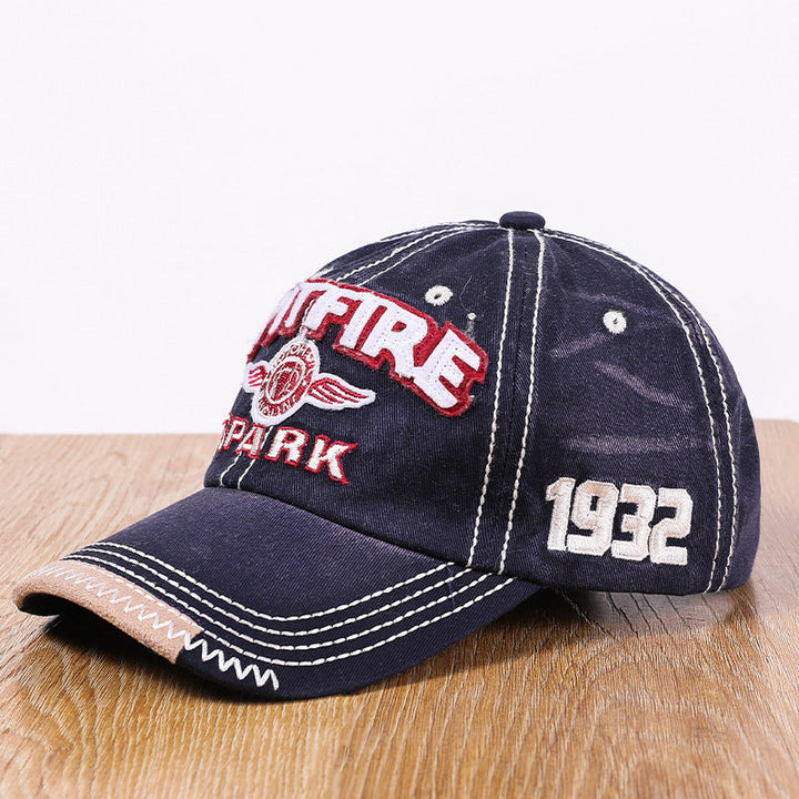 "Justerbar unisex baseballkeps i bomull med broderade detaljer, i flera färger, kupolformad med kort brätte."