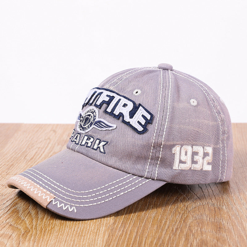 "Justerbar unisex baseballkeps i bomull med broderade detaljer, i flera färger, kupolformad med kort brätte."