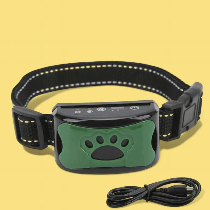 "Justerbart antiskällhalsband för hund i svart, med milda vibrationer och ljud för effektiv skällkontroll."