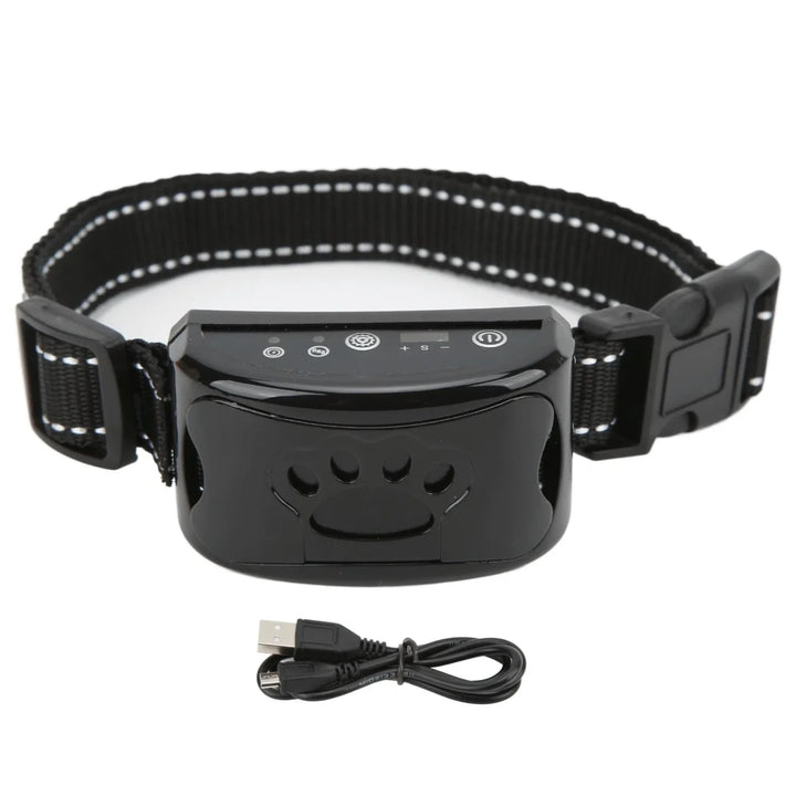 "Justerbart antiskällhalsband för hund i svart, med milda vibrationer och ljud för effektiv skällkontroll."