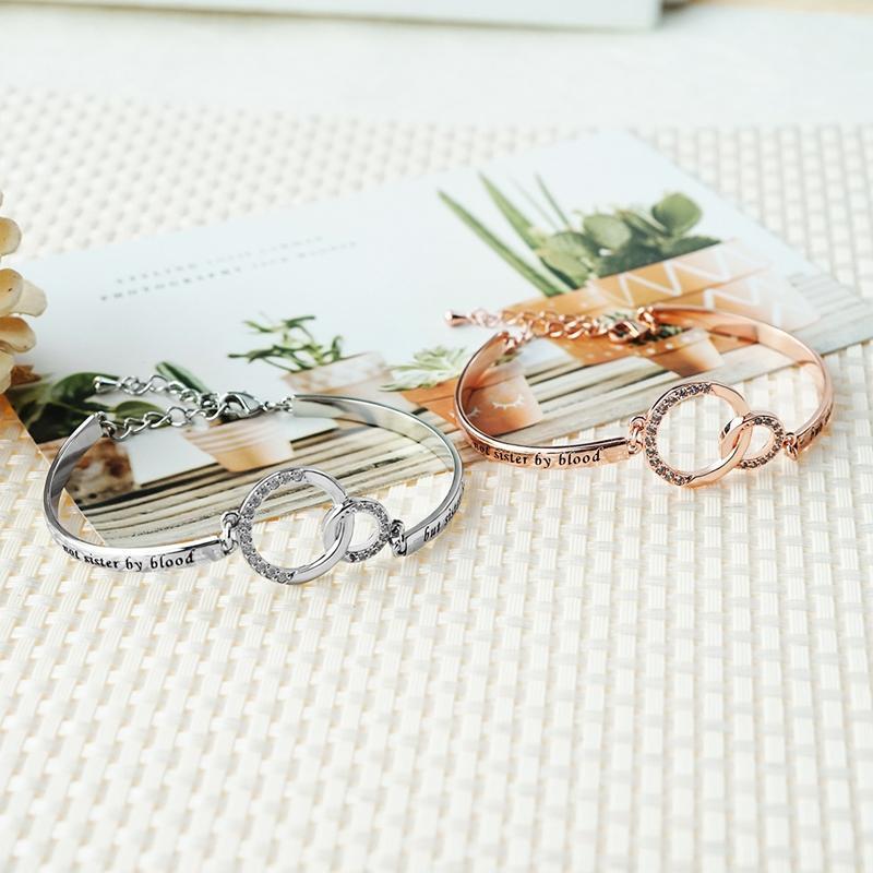 "Justerbart silver och rosguld vänskapsarmband för kvinnor med strass och graverad symbolik, elegant design."