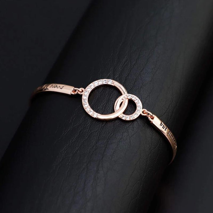 "Justerbart silver och rosguld vänskapsarmband för kvinnor med strass och graverad symbolik, elegant design."