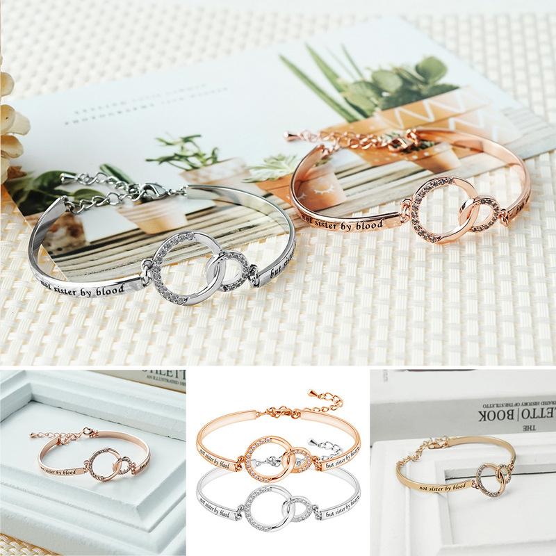 "Justerbart silver och rosguld vänskapsarmband för kvinnor med strass och graverad symbolik, elegant design."