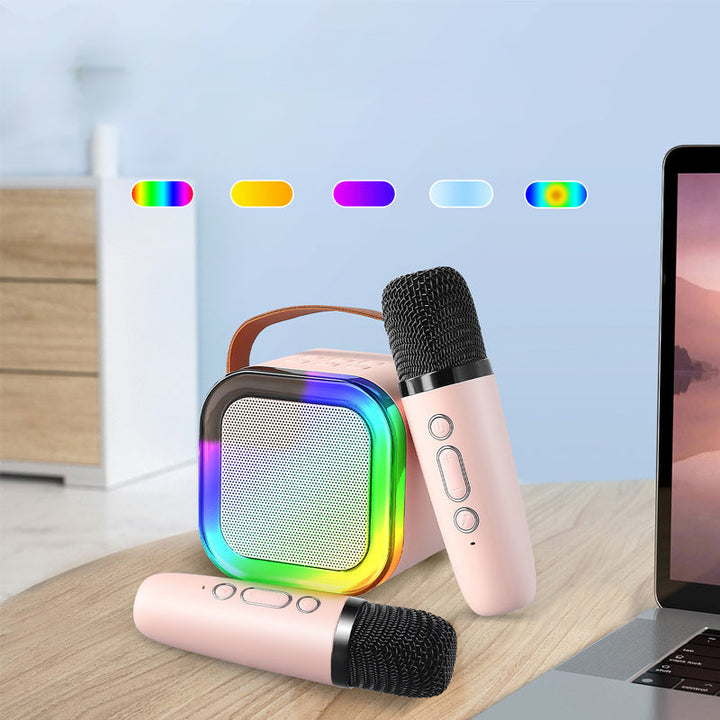 "Karaokemaskin för barn med två trådlösa mikrofoner, färgglada och bärbara, perfekt för sång och lek."