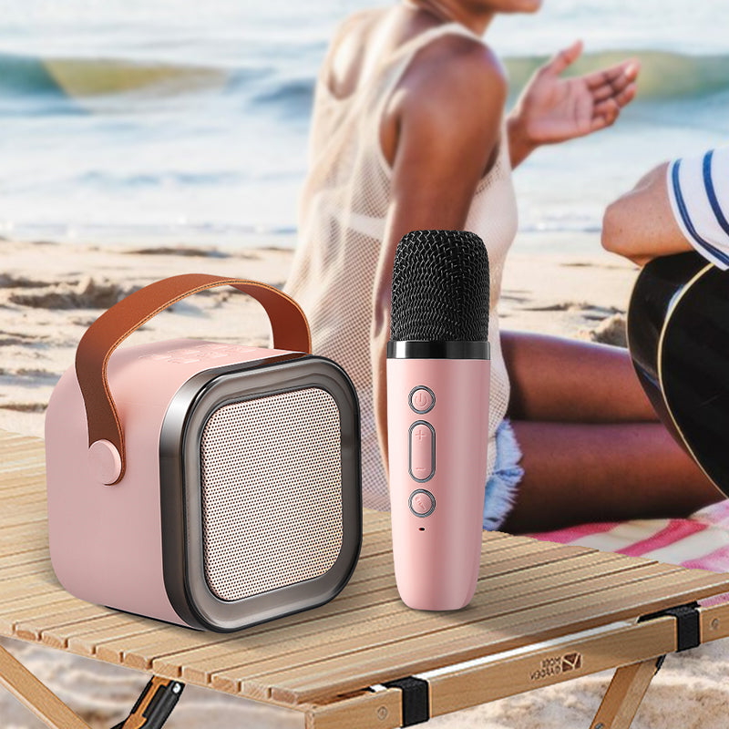 "Karaokemaskin för barn med två trådlösa mikrofoner, färgglada och bärbara, perfekt för sång och lek."