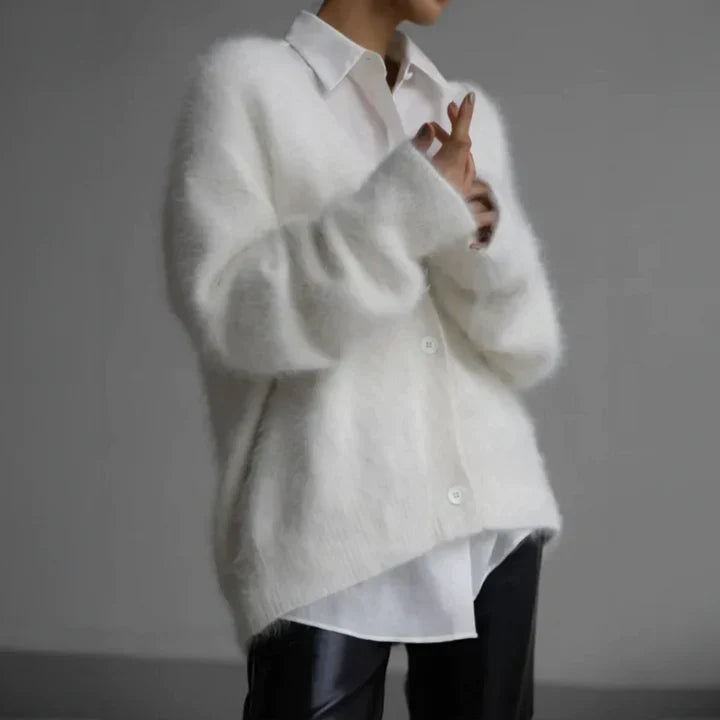"Kashmirkofta i mjuk ull, platinagrå och ökenbeige färg, elegant design för kvinnor, perfekt för stil och komfort."