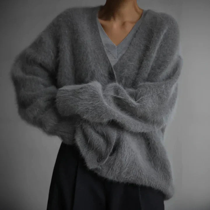 "Kashmirkofta i mjuk ull, platinagrå och ökenbeige färg, elegant design för kvinnor, perfekt för stil och komfort."