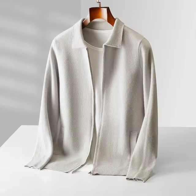 "Kashmirväst för män, elegant och mångsidig, med dragkedja och minimalistisk design, i beige kashmir"