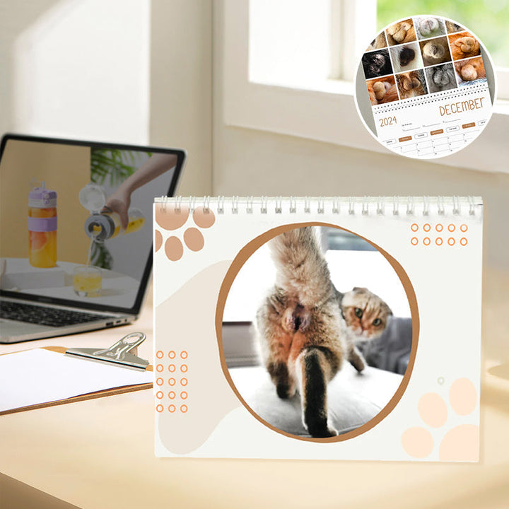 "Kattkalender 2024 med roliga kattmotiv, perfekt presentidé för kattälskare och humorentusiaster."