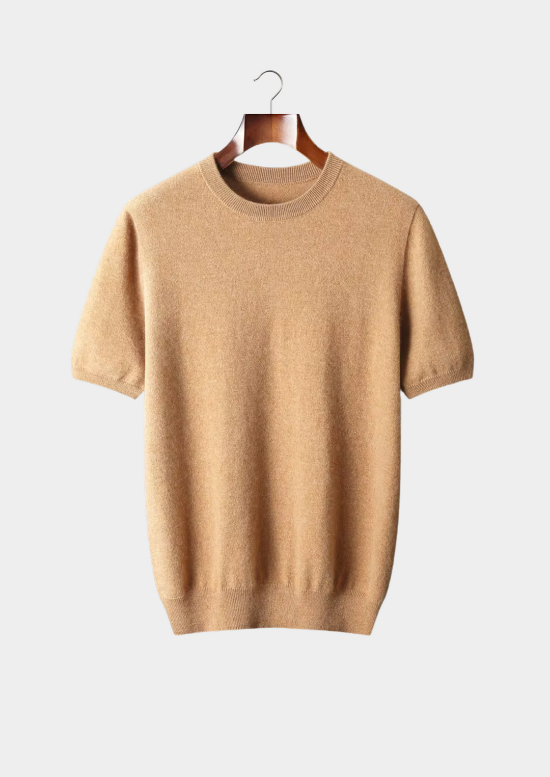 "Klassisk herr T-shirt i bomull, rund hals, kort ärm, beige nyans, stilren design för vardag och avslappnade tillfällen."