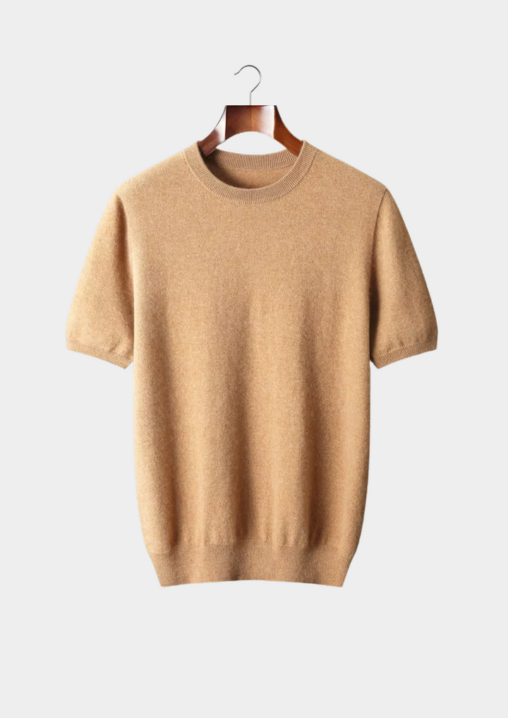 "Klassisk herr T-shirt i bomull, rund hals, kort ärm, beige nyans, stilren design för vardag och avslappnade tillfällen."